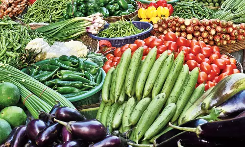 പച്ചക്കറി വില കുതിച്ചുയരുമ്പോള് ഇടുക്കി വട്ടവടയിലെ കർഷകർക്ക് കിട്ടുന്നത് തുച്ഛമായ വില പച്ചക്കറി വില കുതിച്ചുയരുമ്പോള് ഇടുക്കി വട്ടവടയിലെ കർഷകർക്ക് കിട്ടുന്നത് തുച്ഛമായ വില