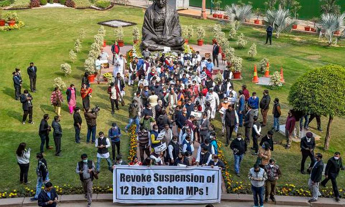 മാപ്പ് പറയാതെ എംപിമാരുടെ സസ്‌പെൻഷൻ പിൻവലിക്കില്ലെന്ന് കേന്ദ്രസർക്കാർ; പ്രതിഷേധം തുടരുന്നു