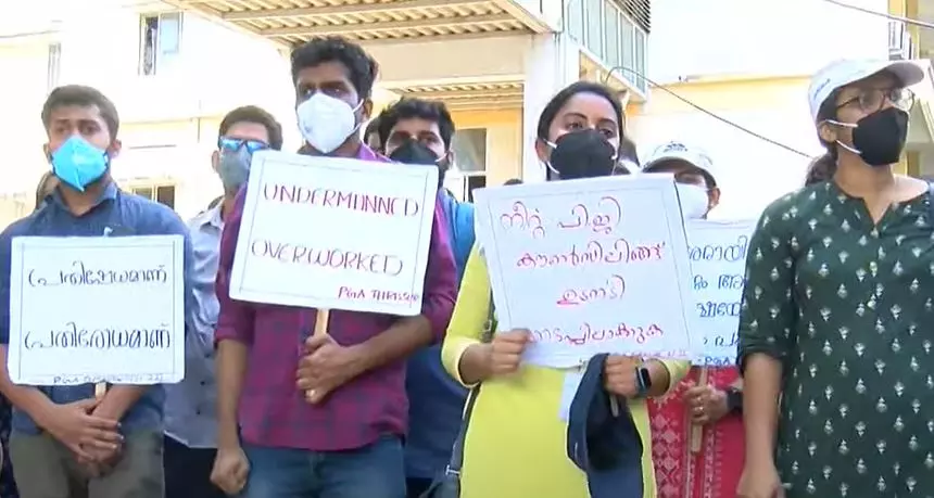 പി.ജി ഡോക്ടർമാരുടെ സമരം ആറാം ദിവസത്തിലേക്ക്; സമരക്കാരുമായി സർക്കാർ ഇന്ന് ചർച്ച നടത്തിയേക്കും പി.ജി ഡോക്ടർമാരുടെ സമരം ആറാം ദിവസത്തിലേക്ക്; സമരക്കാരുമായി സർക്കാർ ഇന്ന് ചർച്ച നടത്തിയേക്കും