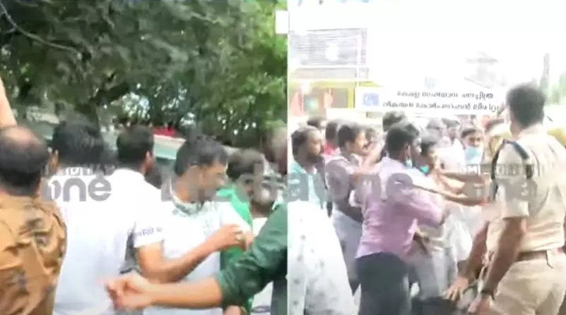 കണ്ണൂര് വി.സിയുടെ പുനര്നിയമനം; ആര്.ബിന്ദുവിന്റെ വസതിയിലേക്ക് നടന്ന യൂത്ത് കോണ്ഗ്രസ് മാര്ച്ചില് സംഘര്ഷം കണ്ണൂര് വി.സിയുടെ പുനര്നിയമനം; ആര്.ബിന്ദുവിന്റെ വസതിയിലേക്ക് നടന്ന യൂത്ത് കോണ്ഗ്രസ് മാര്ച്ചില് സംഘര്ഷം