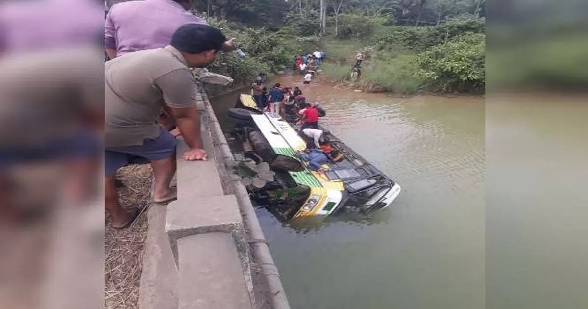 ആന്ധ്രയില്‍ ബസ് പുഴയിലേക്ക് മറിഞ്ഞ് ഒൻപത് പേർ മരിച്ചു