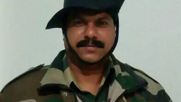 കശ്മീരിൽ ഇന്നലെ മരിച്ച മലയാളി സൈനികൻ അനീഷ് ജോസഫിന്റെ മൃതദേഹം ജന്മനാട് ഏറ്റുവാങ്ങി കശ്മീരിൽ ഇന്നലെ മരിച്ച മലയാളി സൈനികൻ അനീഷ് ജോസഫിന്റെ മൃതദേഹം ജന്മനാട് ഏറ്റുവാങ്ങി