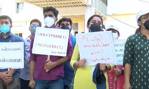 പി.ജി ഡോക്ടർമാരുടെ സമരം ആറാം ദിവസത്തിലേക്ക്; സമരക്കാരുമായി സർക്കാർ ഇന്ന് ചർച്ച നടത്തിയേക്കും പി.ജി ഡോക്ടർമാരുടെ സമരം ആറാം ദിവസത്തിലേക്ക്; സമരക്കാരുമായി സർക്കാർ ഇന്ന് ചർച്ച നടത്തിയേക്കും