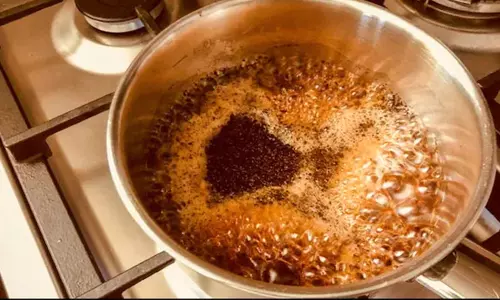 മക്കളെ ചായയുണ്ടാക്കാൻ പഠിപ്പിച്ച് ഇന്ത്യൻ-അമേരിക്കൻ ഡോക്ടർ; ഞങ്ങളുടെ ചായ ഇങ്ങനെയല്ലെന്ന് ഇന്ത്യക്കാർ