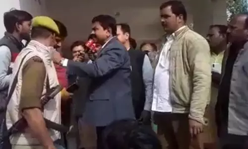 നിങ്ങള്‍ക്കെന്താ ഭ്രാന്താണോ? കള്ളന്മാര്‍... ലഘിംപൂര്‍ കേസിനെ കുറിച്ച് ചോദിച്ചപ്പോള്‍ മാധ്യമപ്രവര്‍ത്തകന്‍റെ മൈക്ക് തട്ടിപ്പറിച്ച് കേന്ദ്രമന്ത്രി അജയ് മിശ്ര