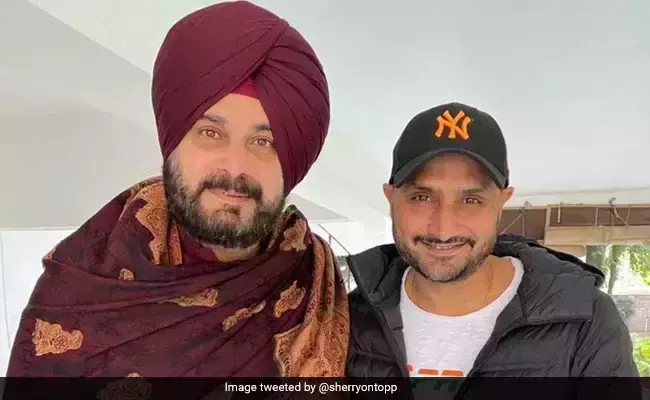 ഹര്‍ഭജന്‍ സിങ് കോണ്‍ഗ്രസിലേക്കോ...? സാധ്യതയിലേക്ക് വിരല്‍ ചൂണ്ടി നവ്ജ്യോത് സിങ് സിദ്ദു