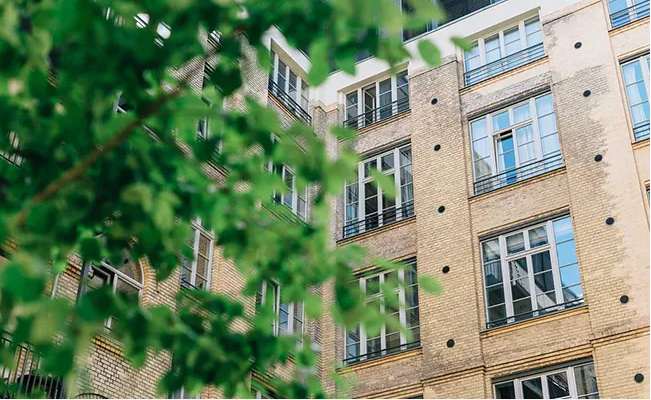 കാമുകിയുടെ ഭർത്താവ് വന്നപ്പോൾ അഞ്ചാം നിലയിൽനിന്ന് ചാടിയ യുവാവ് മരിച്ചു