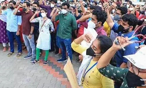 പിജി ഡോക്ടർമാർ സമരം ഭാഗികമായി പിൻവലിച്ചു; അത്യാഹിത വിഭാഗത്തിൽ ജോലിക്ക് കയറും പിജി ഡോക്ടർമാർ സമരം ഭാഗികമായി പിൻവലിച്ചു; അത്യാഹിത വിഭാഗത്തിൽ ജോലിക്ക് കയറും