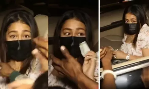 തെരുവുകുട്ടികള്‍ക്ക് നോട്ടുകള്‍ വിതരണം ചെയ്ത് ഗായിക നേഹ കക്കാര്‍