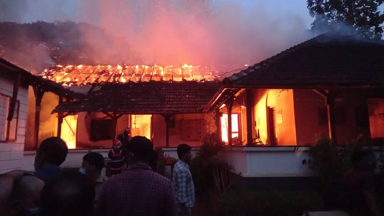 വടകര താലൂക്ക് ഓഫീസിൽ തീപ്പിടിത്തം; 80 ശതമാനം  ഫയലുകൾ കത്തിനശിച്ചു