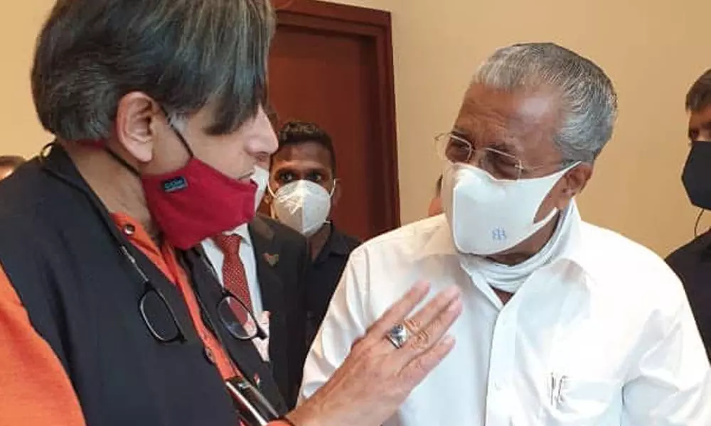 കുലുങ്ങാതെ തരൂർ, മുഖ്യമന്ത്രിക്കൊപ്പമുള്ള ചിത്രവുമായി വീണ്ടും എഫ്ബി കുറിപ്പ്