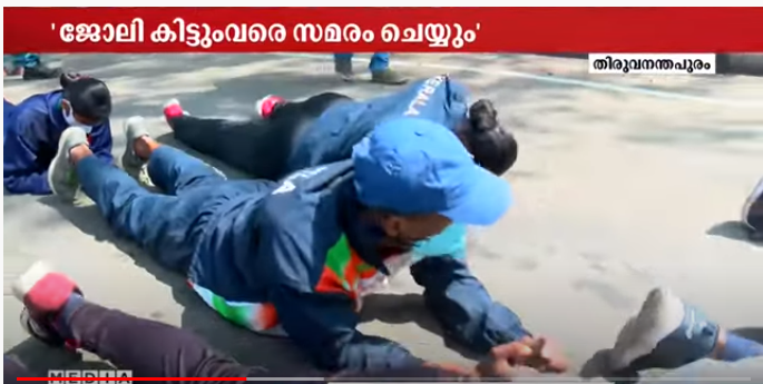 സെക്രട്ടറിയേറ്റ് പടിക്കൽ മുട്ടിലിഴഞ്ഞ് കായിക താരങ്ങളുടെ സഹനസമരം