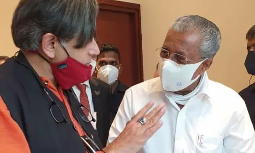 കുലുങ്ങാതെ തരൂർ, മുഖ്യമന്ത്രിക്കൊപ്പമുള്ള ചിത്രവുമായി വീണ്ടും എഫ്ബി കുറിപ്പ്