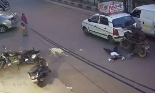 മൊബൈൽ ഫോൺ തട്ടിയെടുക്കാൻ സ്‌കൂട്ടറിലെത്തിയ സംഘം റോഡിലൂടെ സ്ത്രീയെ വലിച്ചിഴച്ചത് 200 മീറ്റർ: വീഡിയോ