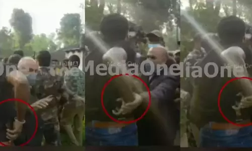 വയനാട്ടിലെ സംഘർഷം: കത്തിയെടുത്ത വനപാലകനെതിരെ നടപടിയില്ല; കൗൺസിലർക്കെതിരെ ജാമ്യമില്ലാ വകുപ്പുൾപ്പെടെ കേസ്