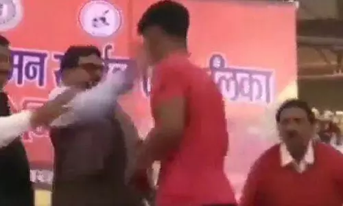 പൊതുവേദിയിൽ വെച്ച് യുവതാരത്തിന്റെ മുഖത്തടിച്ച് ബിജെപി എംപി:വീഡിയോ