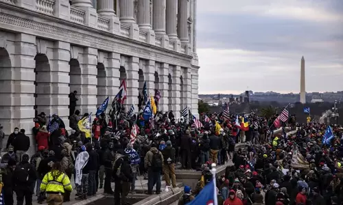 യു.എസ് ക്യാപ്പിറ്റോൾ ആക്രമണം: പൊലീസ് ഉദ്യോഗസ്ഥരെ ആക്രമിച്ച ട്രംപ് അനുയായിക്ക് അഞ്ചു വർഷം തടവ്