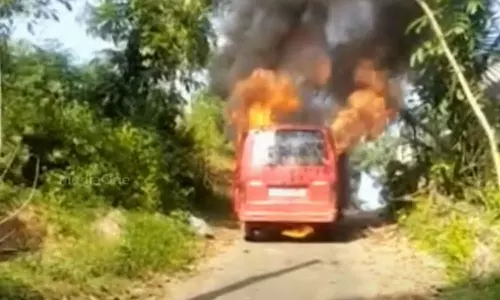 ഓടിക്കൊണ്ടിരുന്ന കാറിന് തീപിടിച്ചു, വാഹനം നിർത്തി പുറത്തേക്ക് ചാടി; ഒഴിവായത് വൻദുരന്തം