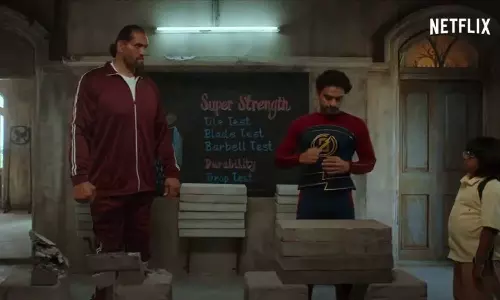 അമേരിക്കൻ സൂപ്പർ ഹീറോ ആവാൻ മിന്നൽ മുരളി; ഗ്രേറ്റ് ഖലിയുടെ സൂപ്പർഹീറോ ടെസ്റ്റ്