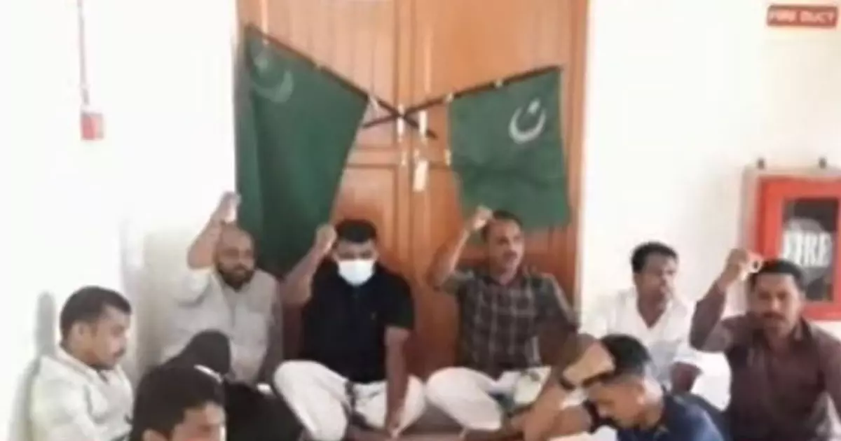 മലപ്പുറത്തെ കെ.റെയിൽ ഓഫീസ് യൂത്ത് ലീഗ് പ്രവർത്തകർ താഴിട്ട് പൂട്ടി