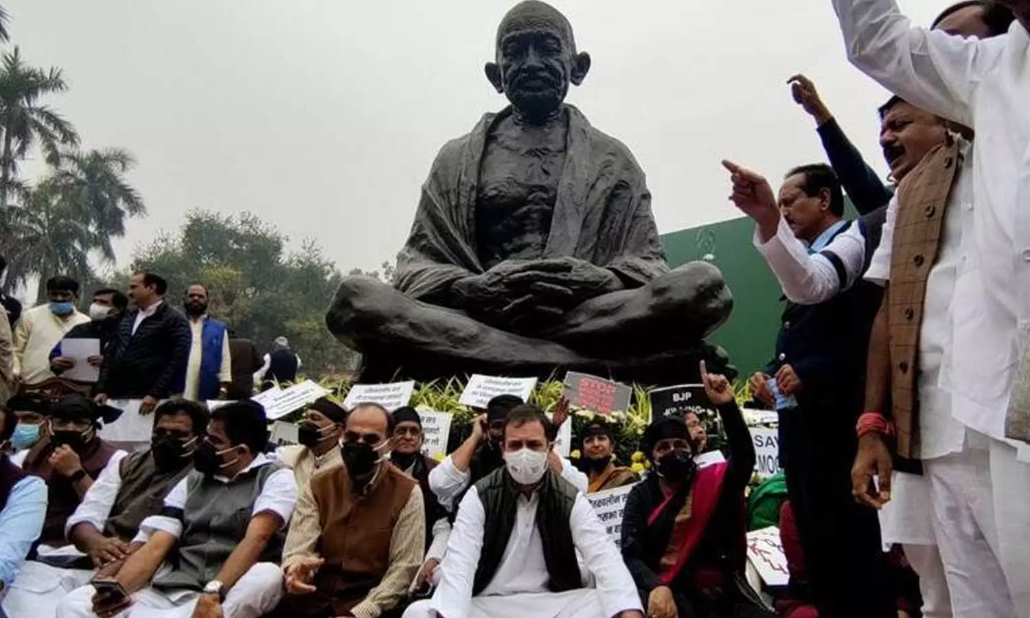 എം പിമാരുടെ സസ്പെൻഷൻ: കേന്ദ്ര സർക്കാർ വിളിച്ച യോഗത്തിൽ പ്രതിപക്ഷ പാർട്ടികൾ പങ്കെടുക്കില്ല എം പിമാരുടെ സസ്പെൻഷൻ: കേന്ദ്ര സർക്കാർ വിളിച്ച യോഗത്തിൽ പ്രതിപക്ഷ പാർട്ടികൾ പങ്കെടുക്കില്ല