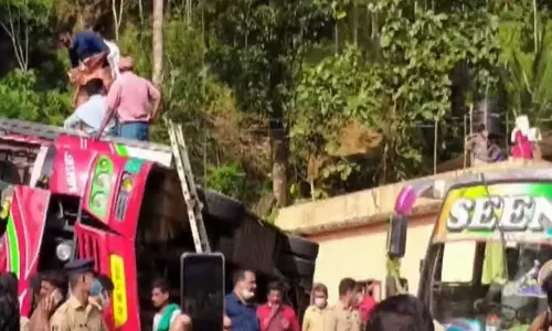 കോട്ടയം കണമലയിൽ അയ്യപ്പ ഭക്തർ സഞ്ചരിച്ച ബസ് അപകടത്തിൽ പെട്ടു; 15 പേർക്ക് പരിക്ക്