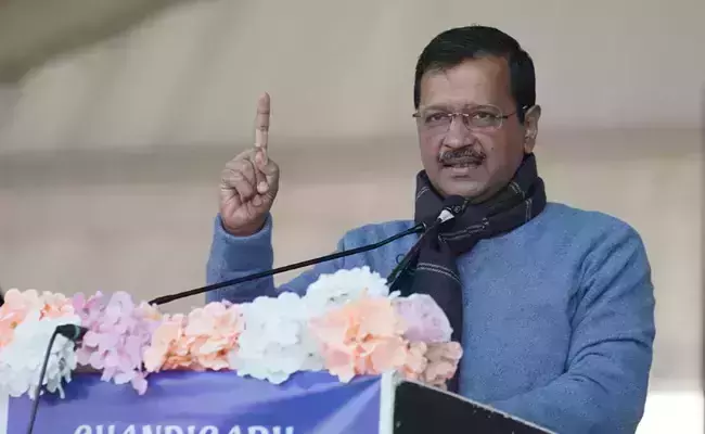 യുപി സര്ക്കാരിന്റെ ഹാപ്പിനസ് പാഠ്യപദ്ധതിയെ പരിഹസിച്ച് കേജ്രിവാള് യുപി സര്ക്കാരിന്റെ ഹാപ്പിനസ് പാഠ്യപദ്ധതിയെ പരിഹസിച്ച് കേജ്രിവാള്