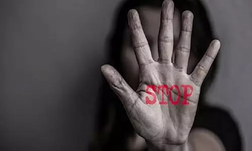 വിവാഹേതര ബന്ധം വീട്ടിലറിയിക്കുമെന്ന് ഭീഷണിപ്പെടുത്തി യുവതിയെ കൂട്ടബലാത്സംഗത്തിനിരയാക്കി വിവാഹേതര ബന്ധം വീട്ടിലറിയിക്കുമെന്ന് ഭീഷണിപ്പെടുത്തി യുവതിയെ കൂട്ടബലാത്സംഗത്തിനിരയാക്കി