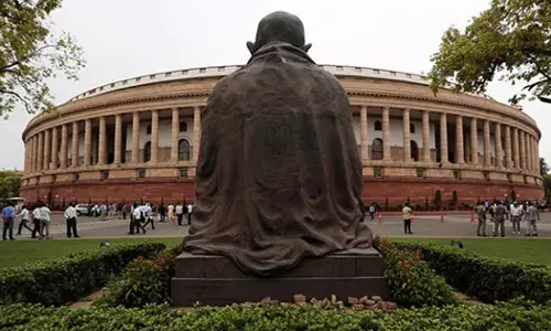 ആധാറിനെ തിരിച്ചറിയല്‍ കാര്‍ഡുമായി ബന്ധിപ്പിക്കും: തെരഞ്ഞെടുപ്പ് നിയമ ഭേദഗതി ബില്‍ ലോക്സഭ പാസ്സാക്കി