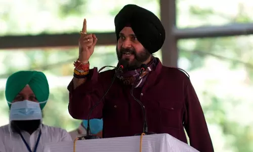 വീട്ടിലിരുന്ന് നരേന്ദ്രമോദിയുടെ ചെരുപ്പ് നക്കുകയാണ് അയാൾ; അമരീന്ദറിനെ രൂക്ഷമായി വിമർശിച്ച് നവ്ജോത് സിങ് സിദ്ദു