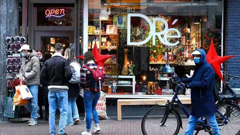 ക്രിസ്തുമസ് ആഘോഷങ്ങളുടെ പകിട്ട് കുറച്ച് ഒമിക്രോണ്‍; ഡച്ച് തെരുവുകള്‍ വിജനം, യു.എസില്‍ പൊതുഇടങ്ങളില്‍ മാസ്ക് നിര്‍ബന്ധമാക്കി
