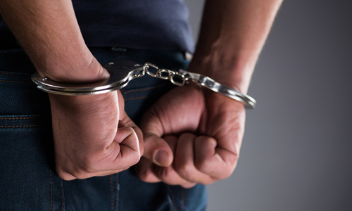 സര്വകക്ഷി യോഗത്തിനെത്തിയ പഞ്ചായത്തംഗത്തെ കസ്റ്റഡിയിലെടുത്തു സര്വകക്ഷി യോഗത്തിനെത്തിയ പഞ്ചായത്തംഗത്തെ കസ്റ്റഡിയിലെടുത്തു