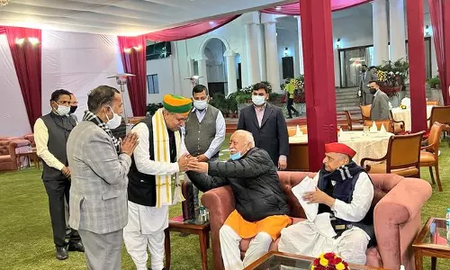 ആർഎസ്എസ് തലവൻ മോഹൻ ഭാഗവതിനൊപ്പമിരുന്ന് മുലായം സിങ് യാദവ്; വിവാദമായി ഫോട്ടോ