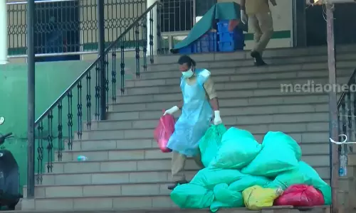 കോഴിക്കോട് മെഡിക്കൽ കോളേജിൽ ഭക്ഷ്യമാലിന്യം കുമിഞ്ഞു കൂടുന്നു