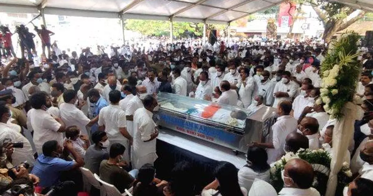 പി.ടിക്ക് വിട, അന്ത്യാഞ്ജലി അര്പ്പിച്ച് ആയിരങ്ങള് പി.ടിക്ക് വിട, അന്ത്യാഞ്ജലി അര്പ്പിച്ച് ആയിരങ്ങള്