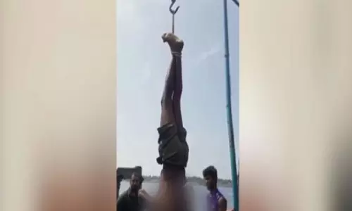 മൊബൈൽ ഫോൺ മോഷ്ടിച്ചെന്ന് ആരോപിച്ച് ക്രൂരമര്ദ്ദനം; മത്സ്യത്തൊഴിലാളിയെ തല കീഴായി കെട്ടിത്തൂക്കി മൊബൈൽ ഫോൺ മോഷ്ടിച്ചെന്ന് ആരോപിച്ച് ക്രൂരമര്ദ്ദനം; മത്സ്യത്തൊഴിലാളിയെ തല കീഴായി കെട്ടിത്തൂക്കി