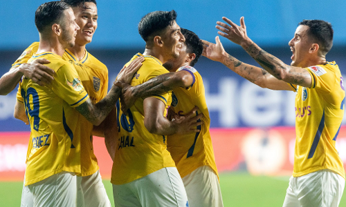 ലോണ്‍ വല്ലോം കിട്ടിയോ...? കടമെല്ലാം തീര്‍ത്ത് കലിപ്പടക്കുന്ന ബ്ലാസ്റ്റേഴ്സിനോട് ആരാധകര്‍