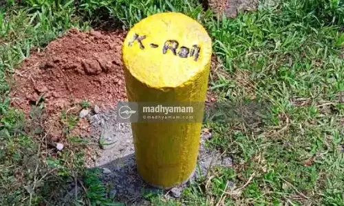 കെ റെയിൽ എന്നെഴുതിയ തൂണുകൾ ഇടുന്നത് ഹൈക്കോടതി തടഞ്ഞു; ഭൂമി ഏറ്റെടുക്കാൻ ഇത്തരം അടയാളങ്ങൾ പാടില്ല കെ റെയിൽ എന്നെഴുതിയ തൂണുകൾ ഇടുന്നത് ഹൈക്കോടതി തടഞ്ഞു; ഭൂമി ഏറ്റെടുക്കാൻ ഇത്തരം അടയാളങ്ങൾ പാടില്ല