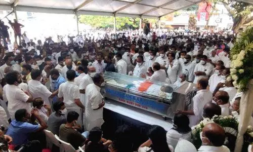 പി.ടിക്ക് വിട, അന്ത്യാഞ്ജലി അര്പ്പിച്ച് ആയിരങ്ങള് പി.ടിക്ക് വിട, അന്ത്യാഞ്ജലി അര്പ്പിച്ച് ആയിരങ്ങള്