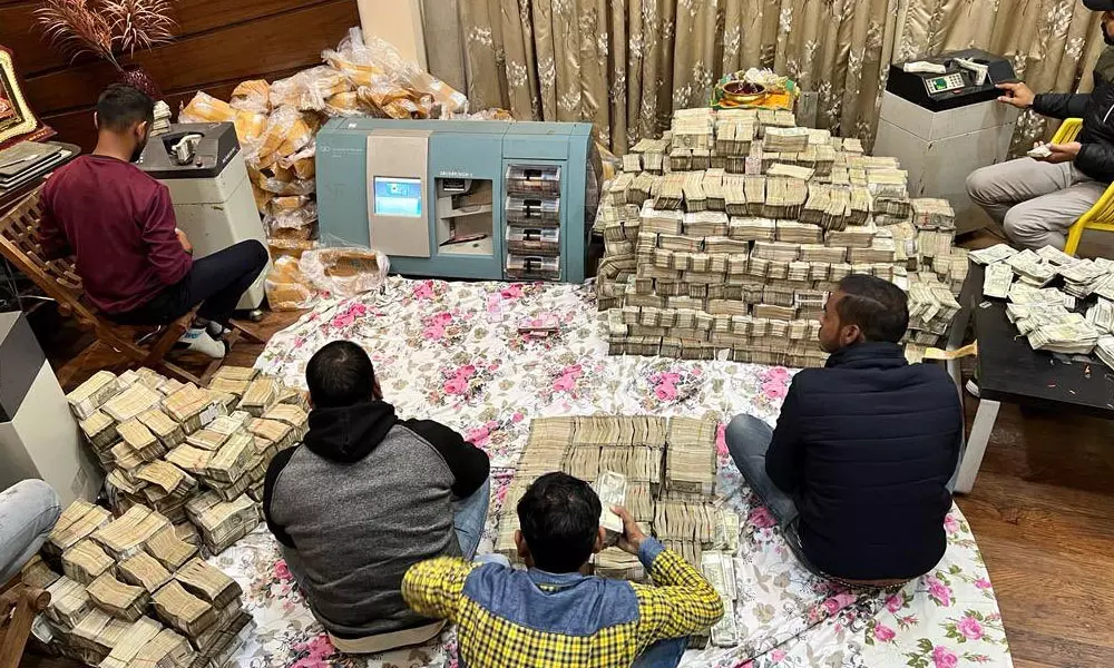 മുക്കിലും മൂലയിലുമെല്ലാം പണം; വ്യാപാരിയുടെ വീട്ടിൽ നിന്ന് പിടിച്ചത് 150 കോടി!