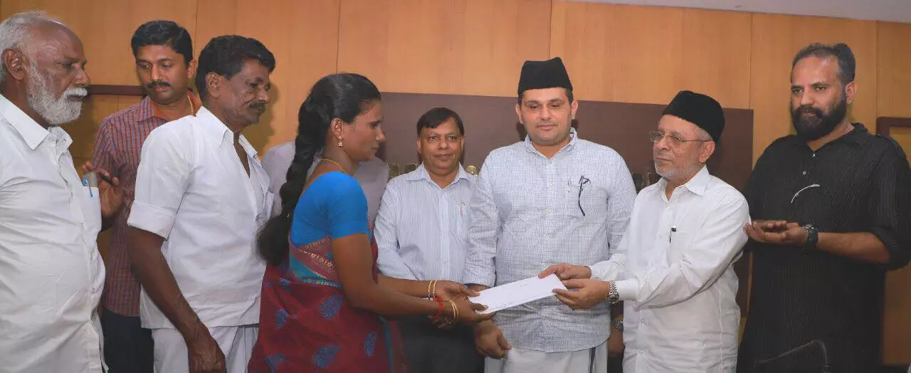 മാലതിക്ക് തുക കൈമാറുന്ന പാണക്കാട് ഹൈദരലി ശിഹാബ് തങ്ങള്‍. സമീപം മുനവ്വറലി തങ്ങള്‍