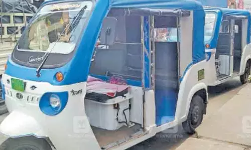 കോഴിക്കോട് നഗരത്തില്‍ ഇലക്ട്രിക് ഓട്ടോറിക്ഷകള്‍ക്ക് പരമ്പരാഗത ഓട്ടോറിക്ഷ തൊഴിലാളികളുടെ അപ്രഖ്യാപിത വിലക്ക്
