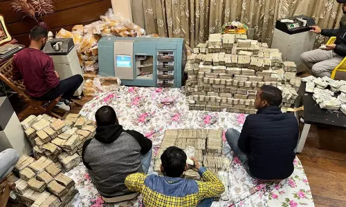 മുക്കിലും മൂലയിലുമെല്ലാം പണം; വ്യാപാരിയുടെ വീട്ടിൽ നിന്ന് പിടിച്ചത് 150 കോടി!