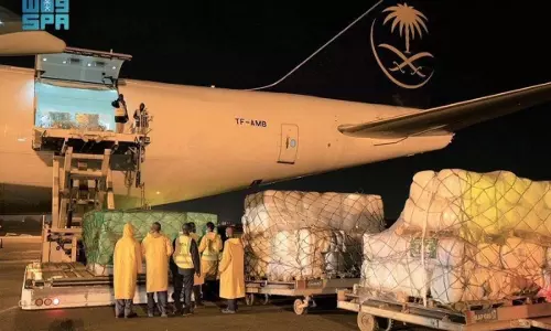 സൗദിയുടെ കാരുണ്യ പ്രവർത്തനങ്ങൾ അവസാനിക്കുന്നില്ല; കിങ് സൽമാൻ റിലീഫ് സെന്ററിനു കീഴിൽ 46 ടണ്ണിലധികം സാധനസാമഗ്രികൾ സുഡാനിലെത്തിച്ചു സൗദിയുടെ കാരുണ്യ പ്രവർത്തനങ്ങൾ അവസാനിക്കുന്നില്ല; കിങ് സൽമാൻ റിലീഫ് സെന്ററിനു കീഴിൽ 46 ടണ്ണിലധികം സാധനസാമഗ്രികൾ സുഡാനിലെത്തിച്ചു