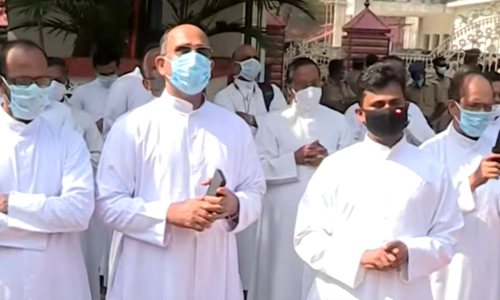 കുര്‍ബാന ഏകീകരണം;  ക്രിസ്മസ് ദിനത്തിൽ പ്രതിഷേധവുമായി വൈദികര്‍