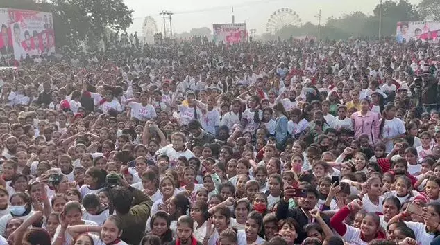 നഗരങ്ങള്‍ കീഴടക്കി പെൺപട; യുപിയിൽ പ്രിയങ്കയുടെ നേതൃത്വത്തില്‍ കോണ്‍ഗ്രസ് ശക്തിപ്രകടനം