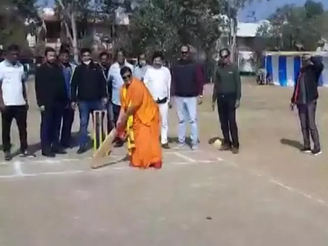 ആരോഗ്യപ്രശ്നം കാണിച്ച് ജാമ്യത്തിൽ; ക്രിക്കറ്റ് കളിച്ചുരസിച്ച് പ്രഗ്യാ സിങ് താക്കൂർ ആരോഗ്യപ്രശ്നം കാണിച്ച് ജാമ്യത്തിൽ; ക്രിക്കറ്റ് കളിച്ചുരസിച്ച് പ്രഗ്യാ സിങ് താക്കൂർ