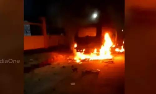 കിഴക്കമ്പലത്ത് അതിഥി തൊഴിലാളികളുടെ ആക്രമണം: പൊലീസ് ജീപ്പ് കത്തിച്ചു, അഞ്ച് പൊലീസുകാർക്ക് പരിക്ക്