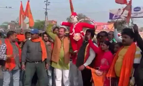 യു.പിയില്‍ സാന്താക്ലോസിന്‍റെ കോലംകത്തിച്ച് തീവ്രഹിന്ദുത്വ സംഘം