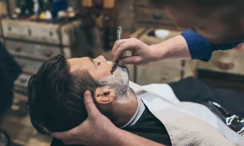 ഷേവ് ചെയ്യാനെത്തിയ യുവാവിന്റെ കണ്ണിൽ മുളകുപൊടി എറിഞ്ഞ് സ്വർണമാല കവർന്നു